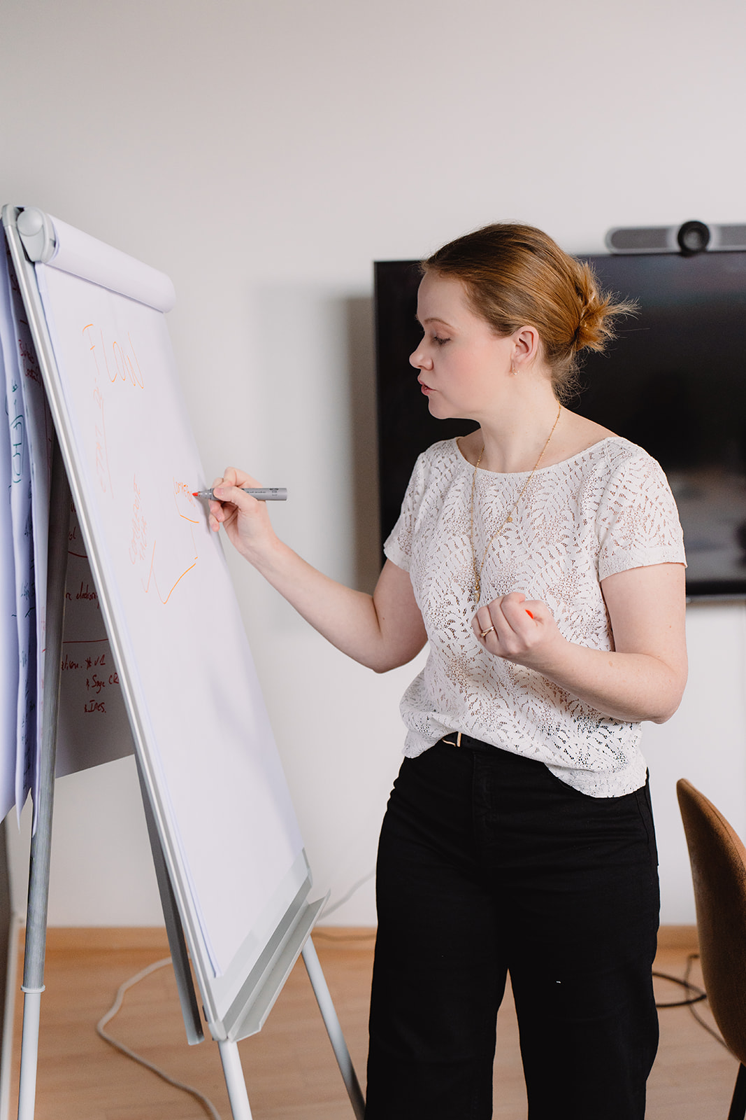 Aurelle écrit sur un paper board, co-construction en live